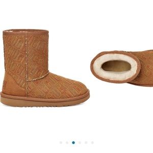 UGG Kids' Classic Il Graphic Stitch
Short Boot